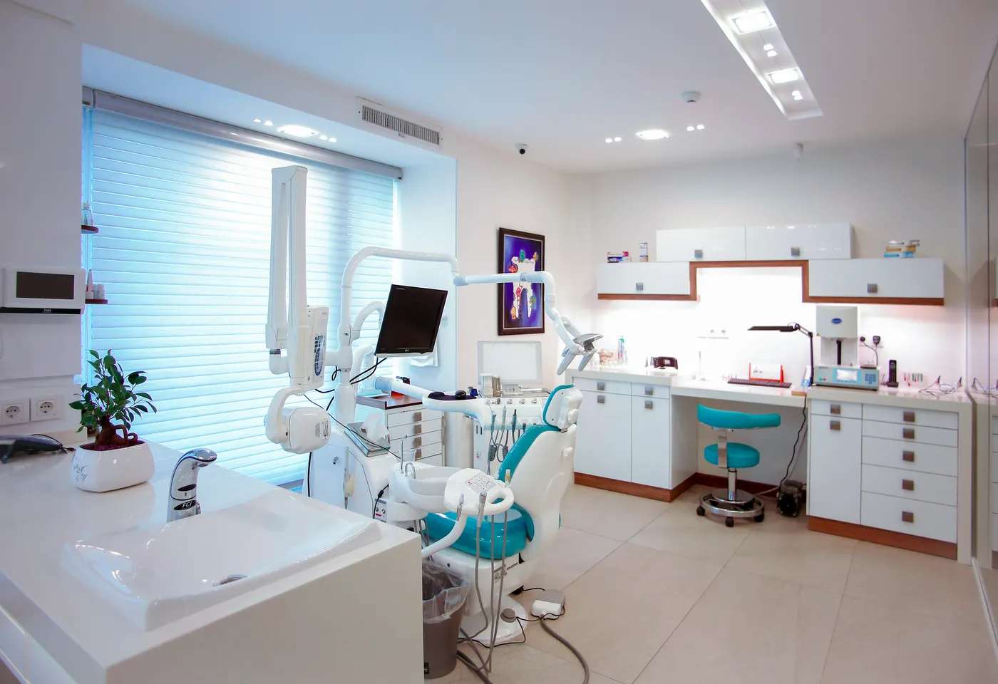 Consulta luminosa de la clínica con equipamiento digital