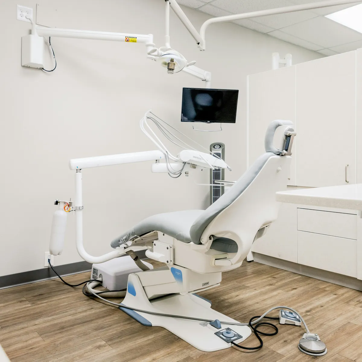 Sillón dental blanco en una consulta impecable